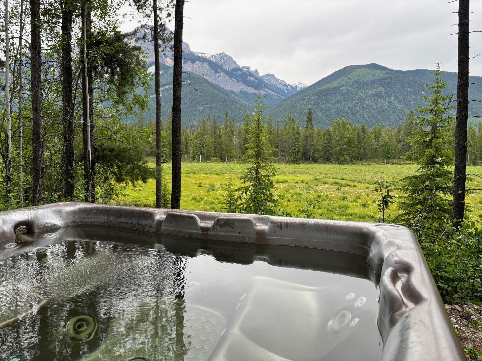 Rocky Mountain Cabins And Home Golden Bagian luar foto