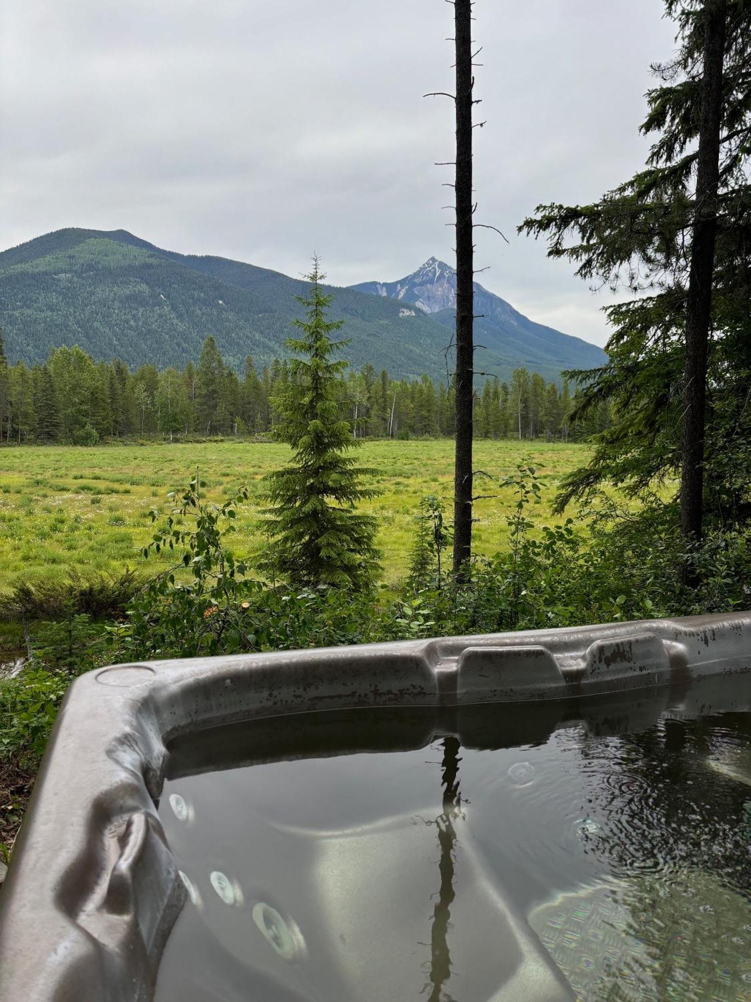 Rocky Mountain Cabins And Home Golden Bagian luar foto