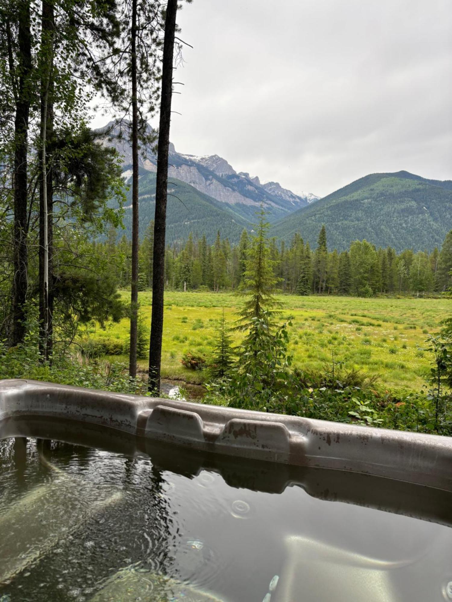Rocky Mountain Cabins And Home Golden Bagian luar foto